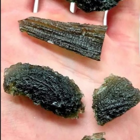 Vltavínová pískovna: nová zážitková těžba vltavínů pro děti